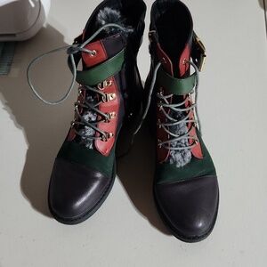 L'artiste, 42, Red, Green, Black